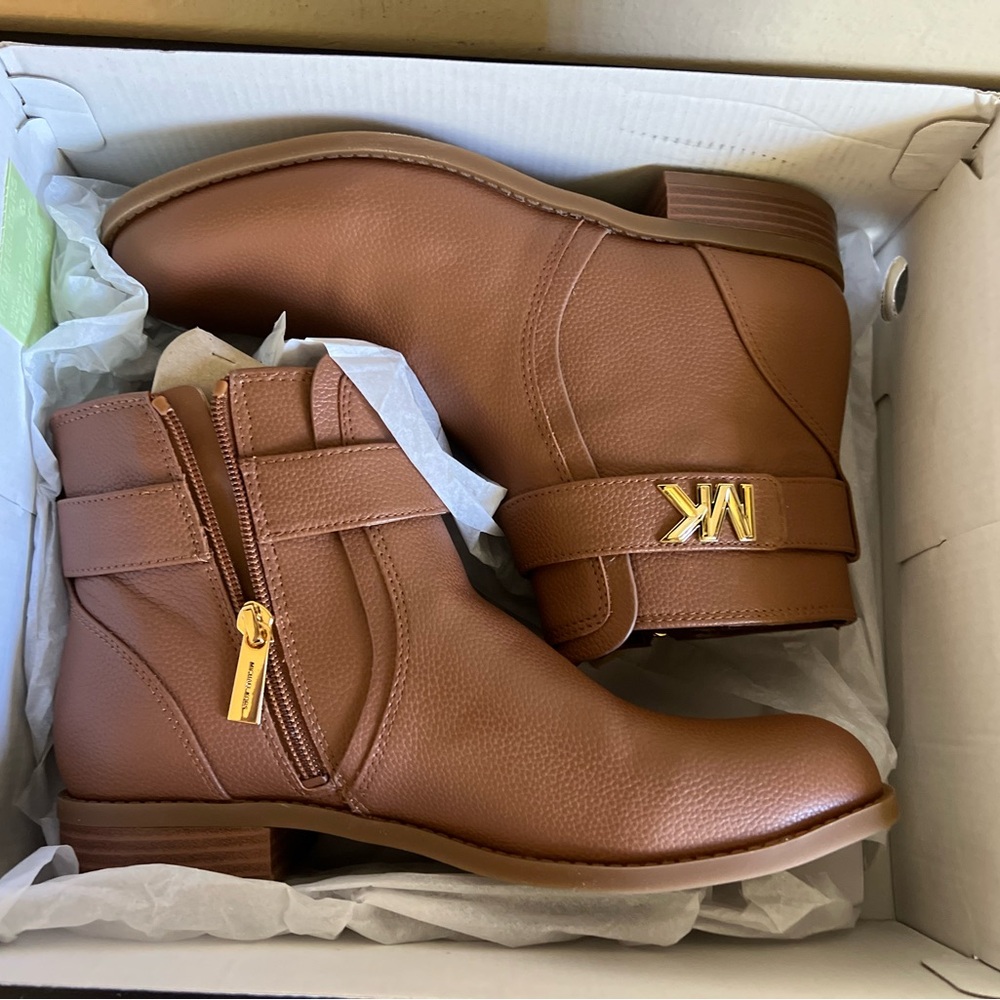 New in a box MICHAEL MICHAEL KORS
Women's Jilly Flat Booties - Picture 2 of 12